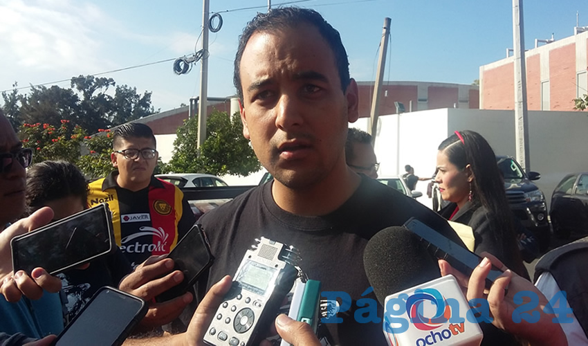 “El gobierno actual se ha llenado de promesas rotas, de simulaciones dolorosas, y de declaraciones que parecen fuertes pero que no llegan a nada jamás (...). También, las administraciones municipales se han caracterizado por la lentitud (…): Les urgimos a dejar de aventarse la bolita y a resolver el problema”, sentenció Jesús Medina Varela, líder estudiantil