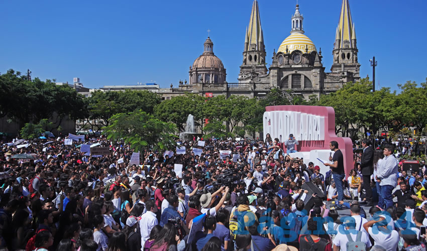 “¿Por qué nos asesinan?”, “Queremos justicia” y “Gobierno farsante que matas estudiantes”, gritaban a coro miles de voces de jóvenes en la Plaza de la Liberación, frente a la sede del gobierno estatal, para exigir un freno a la rampante delincuencia y transporte público que no los atropelle afuera de sus centros universitarios/Foto: Cuartoscuro