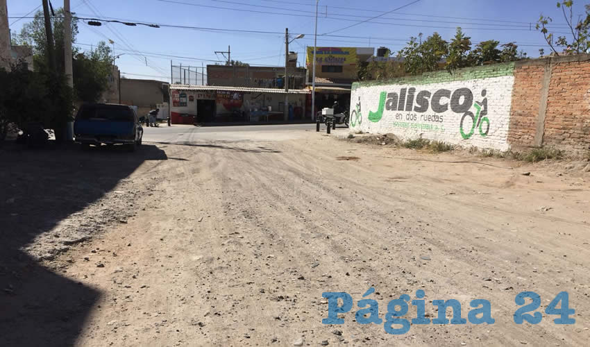Parece que no podrían inundarse las terregosas calles de la colonia Mesa Colorada, en Zapopan, pero cuando llegan las tormentas sube el nivel del agua y brotan aguas putrefactas de las alcantarillas/Foto: Archivo Página 24