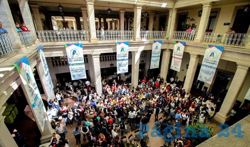 Una comitiva de m&aacute;s de 100 personas, comerciantes del tianguis de la Colonia Insurgentes acudieron al Mi&eacute;rcoles Ciudadano para agradecer a la alcaldesa de Aguascalientes, Tere Jim&eacute;nez