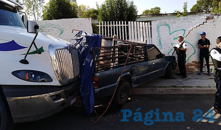 El tractocamión también embistió la camioneta del dueño de la taquería