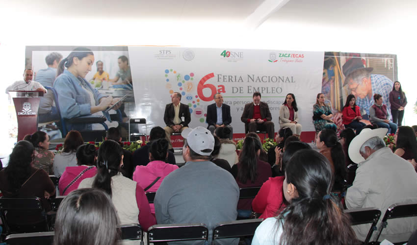 Cliserio del Real Hernández, subsecretario del Servicio Nacional del Empleo en Zacatecas, dijo estar convencido de que el desarrollo social tiene que ir de la mano del desarrollo económico, y destacó que de lo que va de la administración de gobierno estatal se han invertido 22 millones de pesos en las diferentes modalidades de apoyo que maneja el Servicio Nacional de Empleo (Foto Rocío Castro)