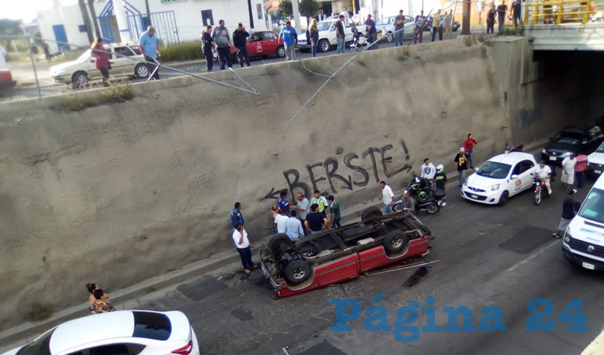 El percance ocurrió en el paso a desnivel de avenida Siglo XXI, en su cruce con la calle José Luis Cuevas