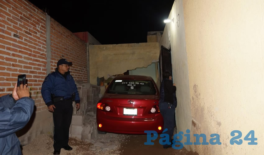 Jos&eacute; Refugio Landeros estrell&oacute; su autom&oacute;vil en la casa 105 de la calle Roberto &Aacute;lvarez Espino