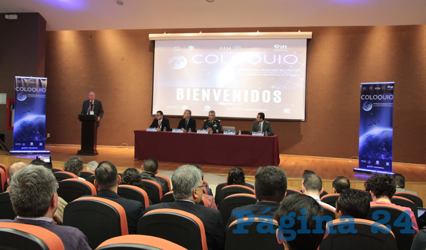 En representación del general Salvador Cienfuegos Cepeda, titular de la Secretaría de la Defensa Nacional, acudió el general de la 11 Zona Militar en Zacatecas, Rogelio Castellanos Franco. Además se contó con la presencia de Francisco Mendieta Jiménez, director general de la Agencia Espacial Mexicana, así como el secretario académico de la Universidad Autónoma de Zacatecas (UAZ), Luis Alejandro Aguilera Galaviz (Foto: Rocío Castro Alvarado)