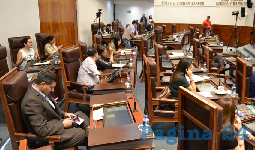El diputado Raúl Ulloa Guzmán, fue el encargado de leer la iniciativa, y señaló que los entes públicos están obligados a “enviar sus respectivos proyectos de presupuesto de egresos a la Secretaría de Finanzas a más tardar el décimo día hábil del mes de octubre del año inmediato anterior al que deban ejercerse” (Foto Merari Martínez Castro)