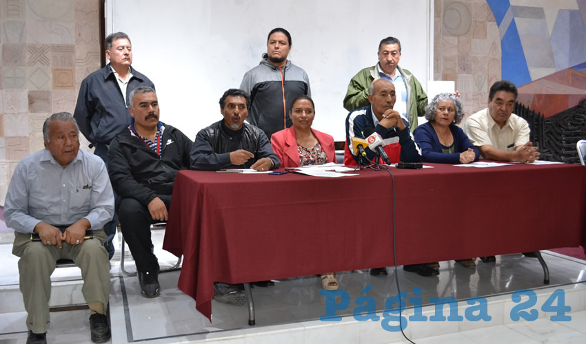 Integrantes del Movimiento Democrático Magisterial de Zacatecas (MDMZ) ofrecieron una rueda de prensa en el vestíbulo del Congreso del Estado (Foto Merari Martínez Castro)