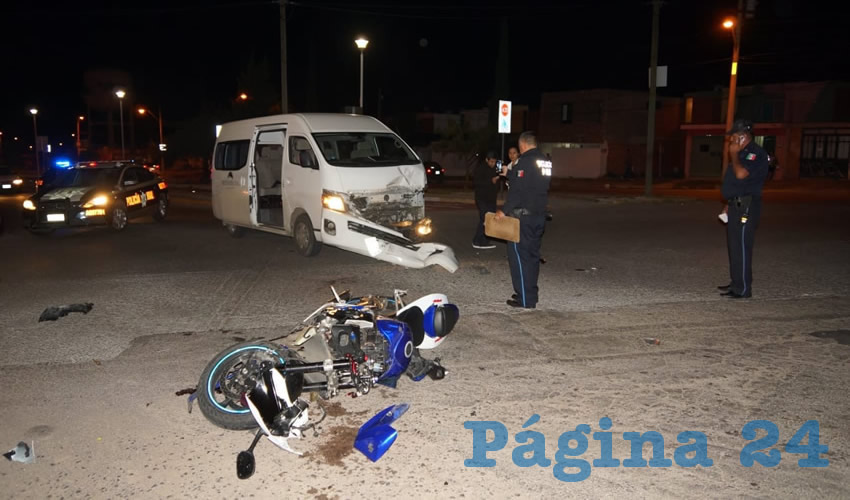 Ambas unidades quedaron destrozadas, y además el motorista sufrió varias fracturas