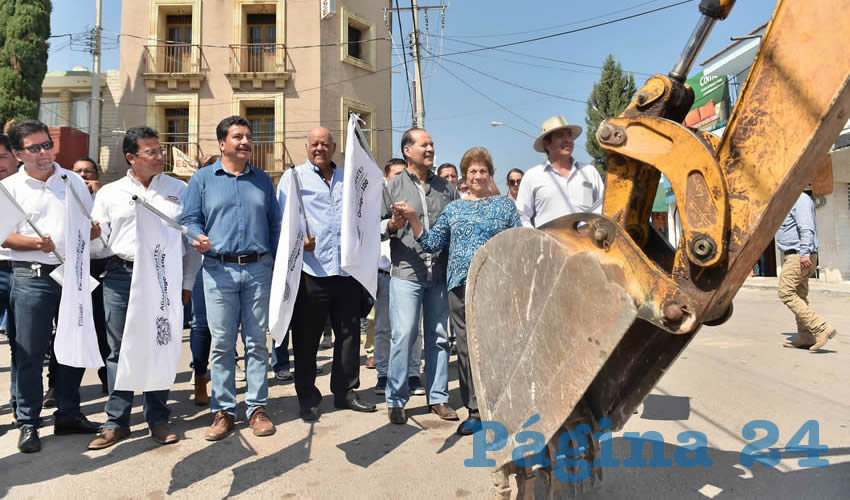En gira de trabajo por Cosío y Rincón de Romos, el gobernador Martín Orozco arrancó obras de pavimentación con concreto hidráulico y entregó incentivos del programa de Inocuidad Agroalimentaria