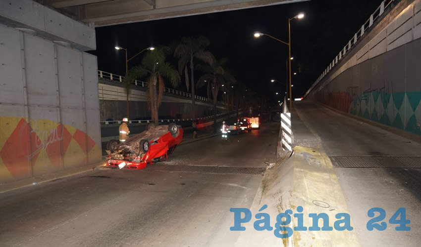 Así quedó el auto de Fabián Trancoso Reyes, que chocó y volcó en el paso a desnivel de avenida Adolfo López Mateos oriente