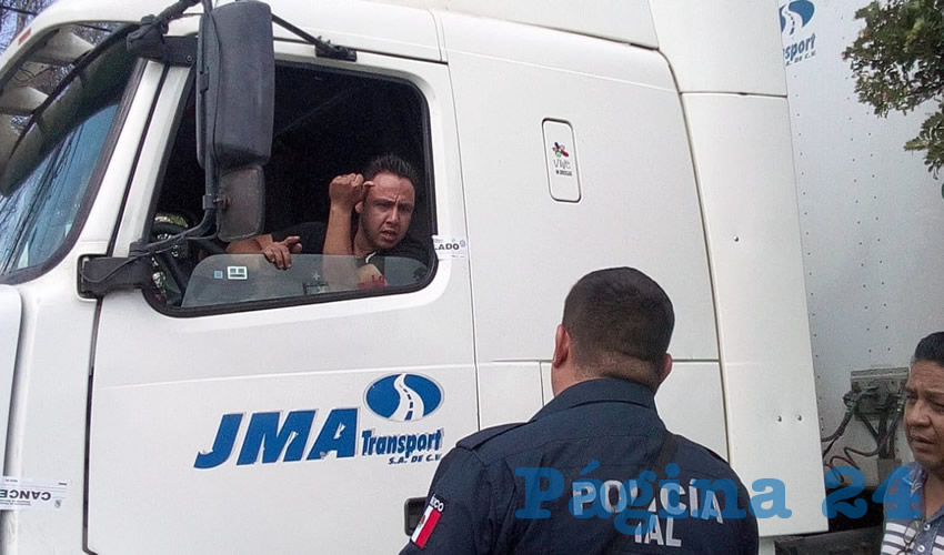 El conductor Andrés López Gallo se negaba a descender del tráiler e insultaba a granel a los oficiales