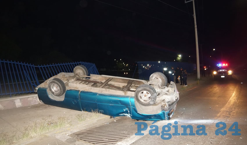 La camioneta choc&oacute; contra el barandal y se volc&oacute; sobre su toldo