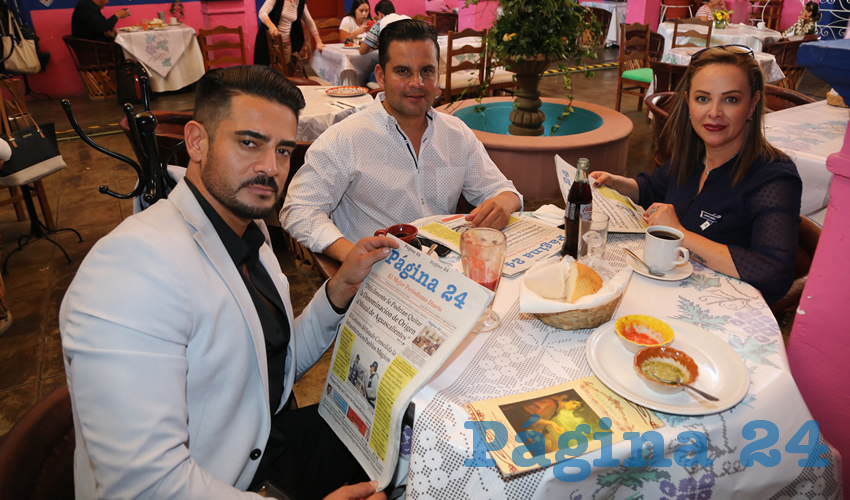 Ricardo Franco Sierra, Vicente P&eacute;rez Almanza, vocero del Partido Libre de Aguascalientes; y Emma Ram&iacute;rez L&oacute;pez, presidenta de ese mismo instituto pol&iacute;tico; compartieron el pan y la sal en el restaurante La Saturnina