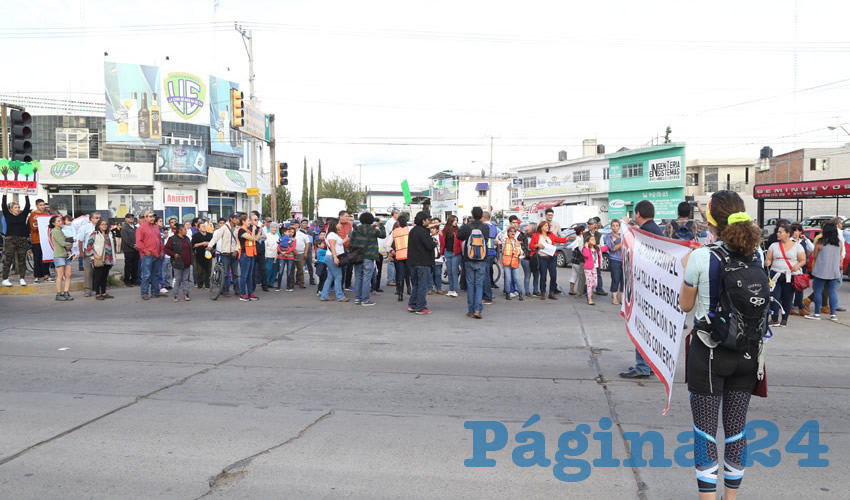 Militantes del Partido Revolucionario Institucional (PRI), comerciantes y vecinos de Segundo Anillo y San Ignacio se manifestaron ayer contra Gobierno del Estado (Fotos: Eddylberto Lu&eacute;vano Santill&aacute;n)