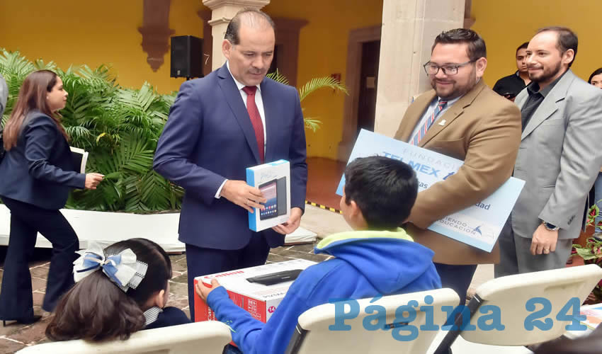 El gobernador Mart&iacute;n Orozco Sandoval y la presidenta del DIF Estatal, Yolanda Ram&iacute;rez de Orozco, encabezaron la entrega de sillas de ruedas, bicicletas, becas y apoyos tecnol&oacute;gicos