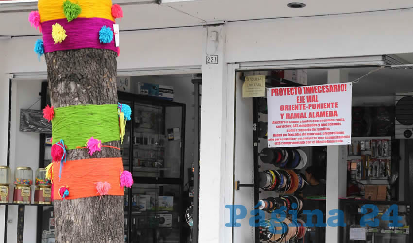 Comerciantes de avenida López Mateos mantienen su protesta contra el eje Vial (Foto: Eddylberto Luévano Santillán)