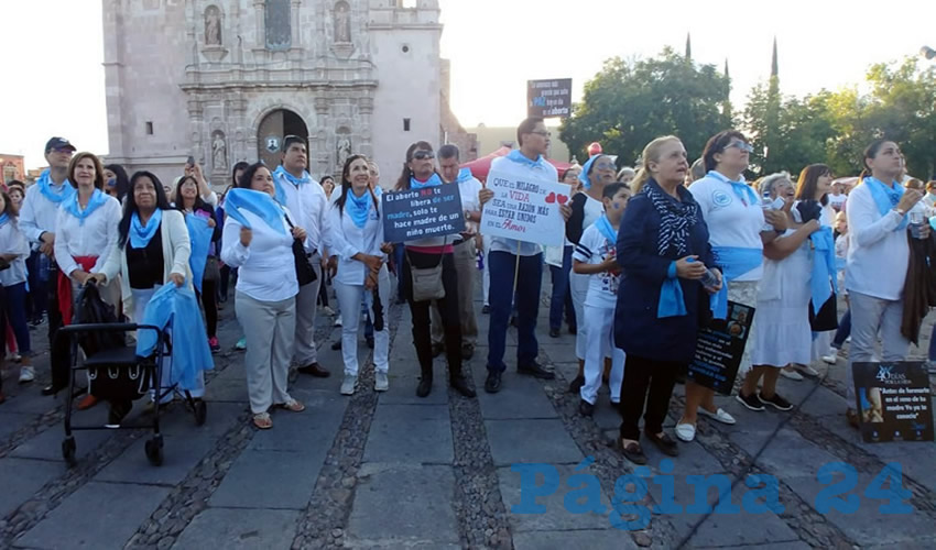 La marcha llamada &ldquo;Ola Celeste&rdquo;, que se realiz&oacute; ayer en las principales calles del Centro de Aguascalientes