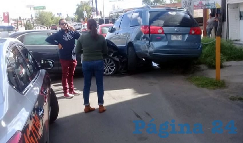 En Primer Anillo, casi esquina con calles Jardines Eternos, un desconocido estampó un auto contra una camioneta estacionada, huyendo en el acto