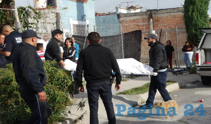 Peritos retiran el cadáver de Carlos Horacio Delgado Ortiz, que contaba con 22 años de edad