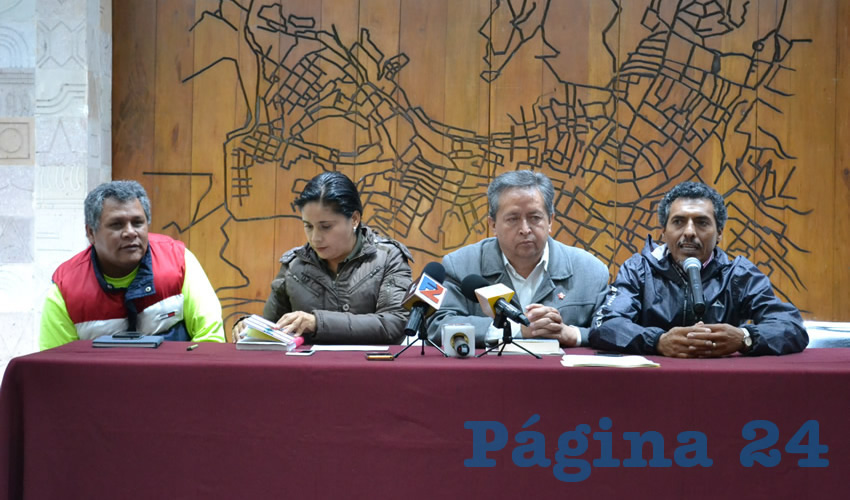 En conferencia de prensa, Efraín Arteaga Domínguez, líder de organizaciones de exbraceros en el estado de Zacatecas, informó que el próximo martes 30 de octubre, se manifestarán en la Ciudad de México, para presionar la resolución del pago a exbraceros de la Suprema Corte de Justicia de la Nación, que se dará el miércoles 31 (Foto Merari Martínez Castro)