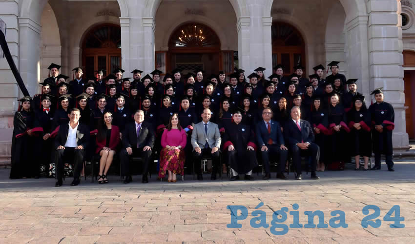 En el Teatro Morelos, el gobernador del Estado, Mart&iacute;n Orozco Sandoval, encabez&oacute; la ceremonia de graduaci&oacute;n de 71 ingenieros de la Universidad Tecnol&oacute;gica El Reto&ntilde;o