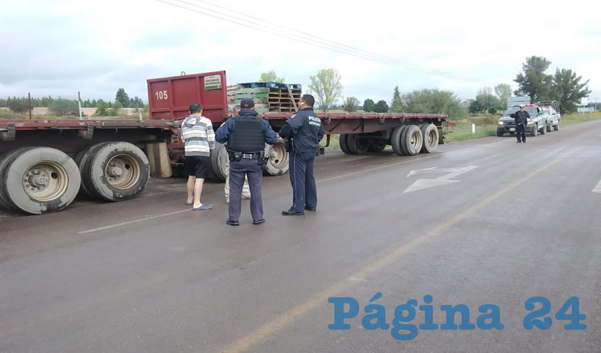 El trailero fue atrapado en la carretera que conduce a Tepezalá, justo en el crucero con Pabellón y Asientos