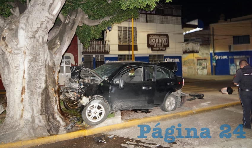 El auto Chevrolet Aveo se estamp&oacute; brutalmente contra un &aacute;rbol, en la calle Juan de Montoro
