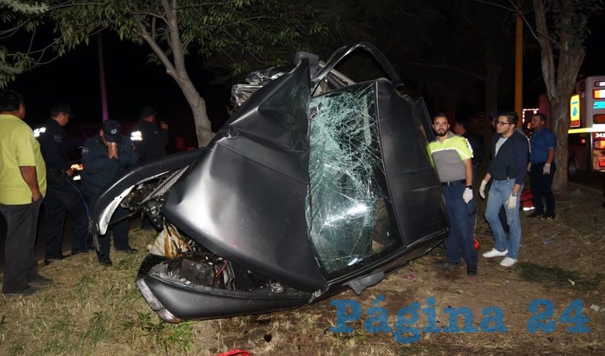 En la carretera federal 70 poniente, tres ebrios estamparon y volcaron su camioneta