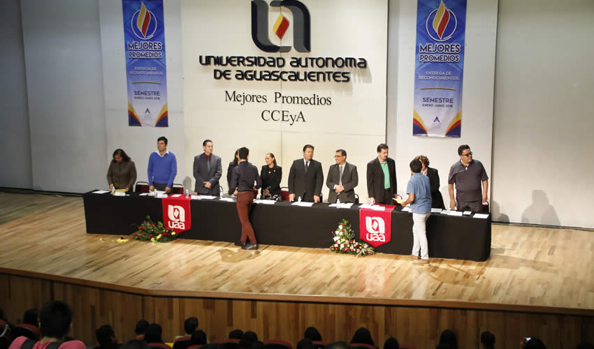 Un total de 141 estudiantes del Centro de Ciencias Econ&oacute;micas y Administrativas de la Universidad Aut&oacute;noma de Aguascalientes fueron reconocidos