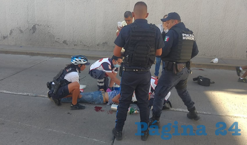 Empeñados en ocultar la identidad de los veloces motoristas heridos, policías preventivos impidieron la labor de la prensa e incluso esposaron a un reportero gráfico