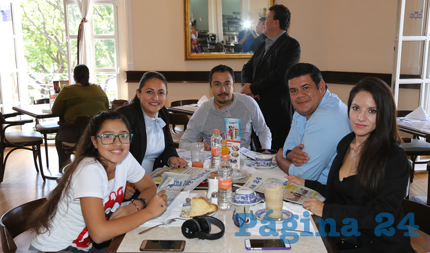 En Sanborns Francia desayunaron Dafhne Akari Villalpando Medina, Laura Castillo Berlanga, Francisco Ibarra Villaseñor, Heriberto Díaz Rodríguez y Betty Medina Aguilar