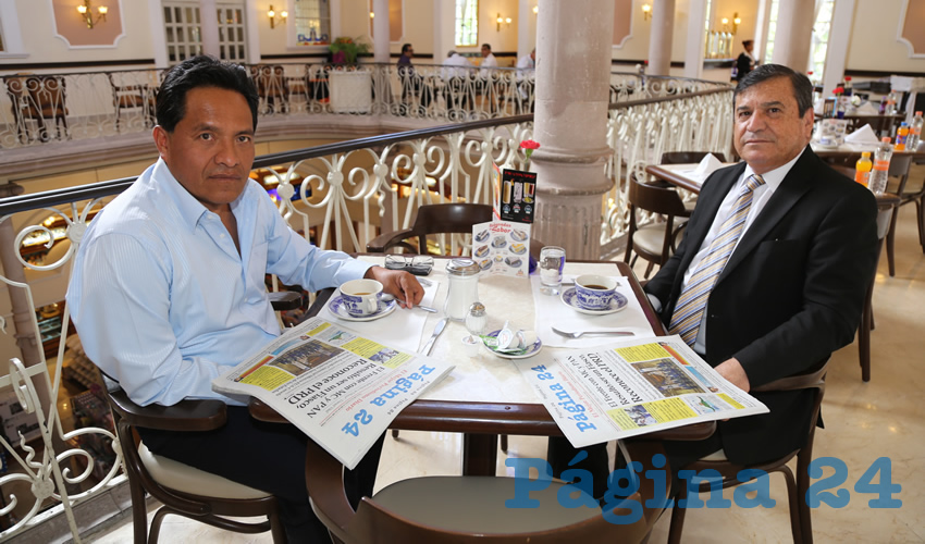 Raúl López Aguirre, visitante de Pachuca; y José Manuel Ávila Padilla departieron en Sanborns Francia
