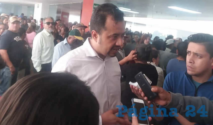 Un grupo de Antorchistas - Priístas se congregaron en el ayuntamiento de Guadalupe para exigir la atención del alcalde Julio César Chávez Padilla programas de atención a las necesidades para enfrentar las problemáticas en colonias del municipio (Foto Merari Martínez)