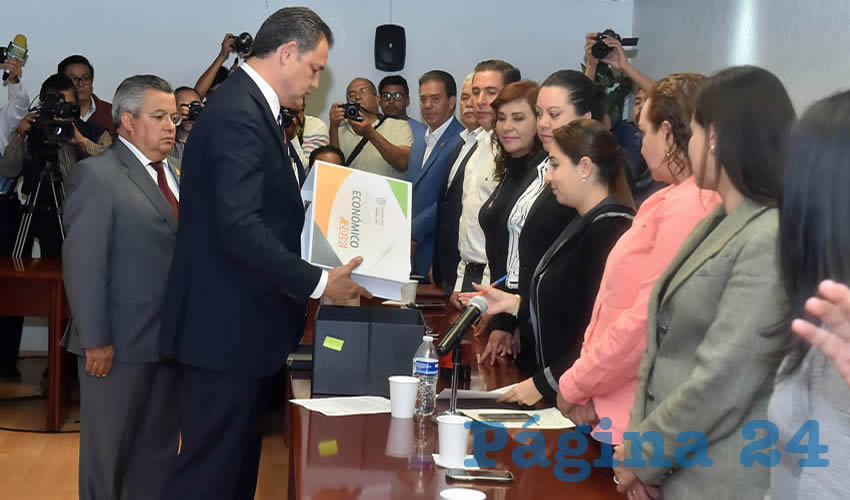 Con la representación del gobernador, el secretario general de Gobierno y el secretario de Finanzas entregaron al Congreso del Estado el Paquete Económico 2019