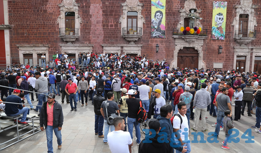 Al ver que el l&iacute;der de la CTM no lleg&oacute; a sus oficinas, optaron por trasladarse a Plaza de Armas, en donde dijeron que esperar&iacute;an ser escuchados por alguna autoridad