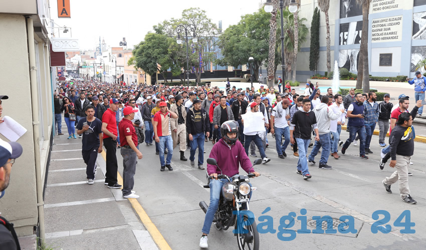 Tras m&aacute;s de una hora de espera, los trabajadores de la empresa Nissan decidieron movilizarse rumbo al Centro de la ciudad
