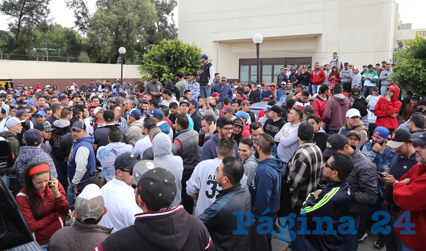 Cientos de trabajadores de la empresa Nissan se manifestaron en la sede de la FTA