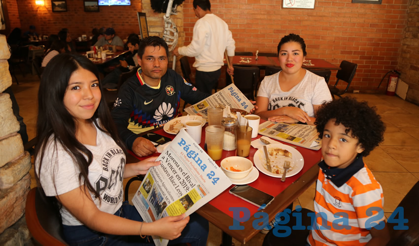 Fernanda Sayuri Lozano Durón, Ernesto Ortiz Cervantes, Grisel Durón Esquivel y Maximiliano Ortiz Durón compartieron el primer alimento de la mañana en Las Antorchas