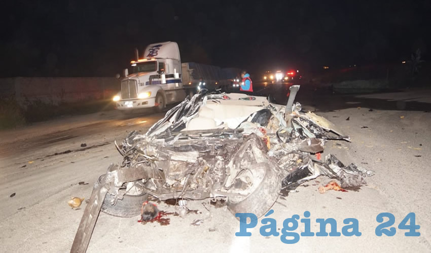 El veh&iacute;culo destrozado, Volkswagen Jetta azul marino, que manejaba Pedro Erick Orenday Mu&ntilde;oz