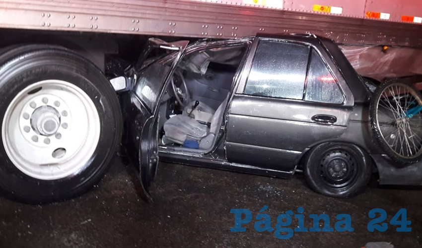 Ramiro Mota Ortiz colision&oacute; su Tsuru contra un tractocami&oacute;n que le cerr&oacute; el paso
