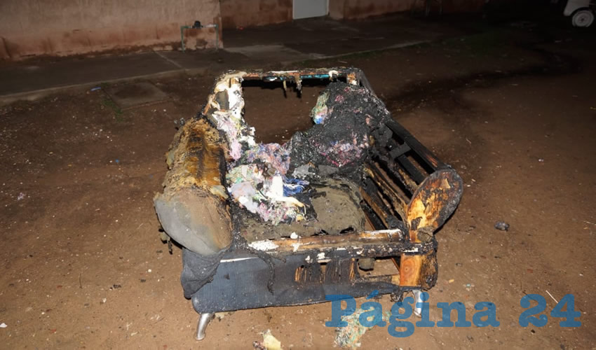 El siniestro se originó al caer una veladora en este sillón