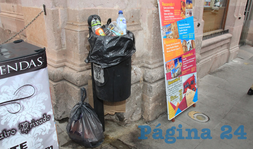 Sin importar el lugar, ya sea cerca de centros religiosos como la Catedral Basílica, u otros edificios emblemáticos, las basureras están al borde de desperdicios, que en ocasiones se esparcen por la calle, adornando las vialidades, lo cual da pésimo aspecto a la ciudad (Foto: Rocío Castro)