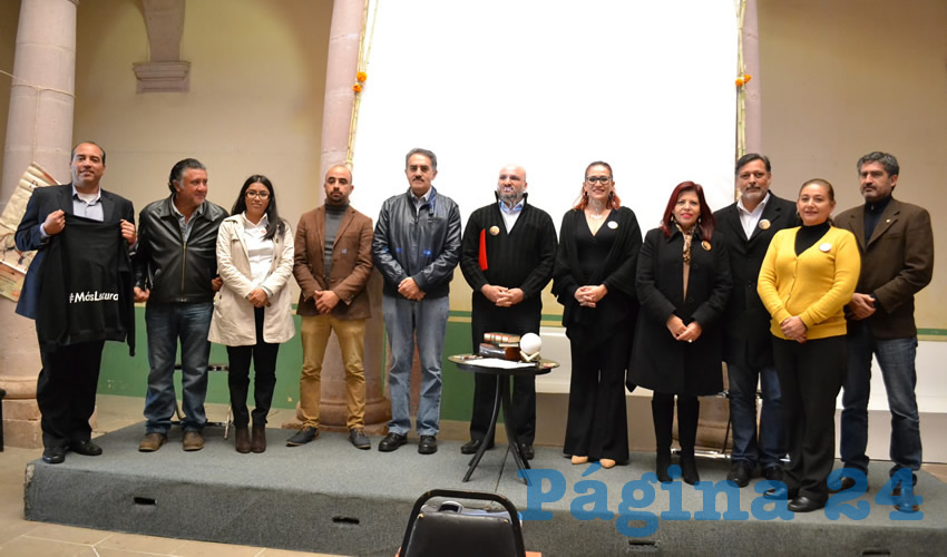 Selene Salas Sánchez, titular de la asociación, fue la encargada de presidir el evento en el que firmaron una carta de colaboración simbólica con Vicente Rodríguez, titular de la Casa Municipal de Cultura de Zacatecas, y Luis Hugo Núñez Bermúdez, Coordinador de Bibliotecas Públicas del Estado (Foto Merari Martínez Castro)