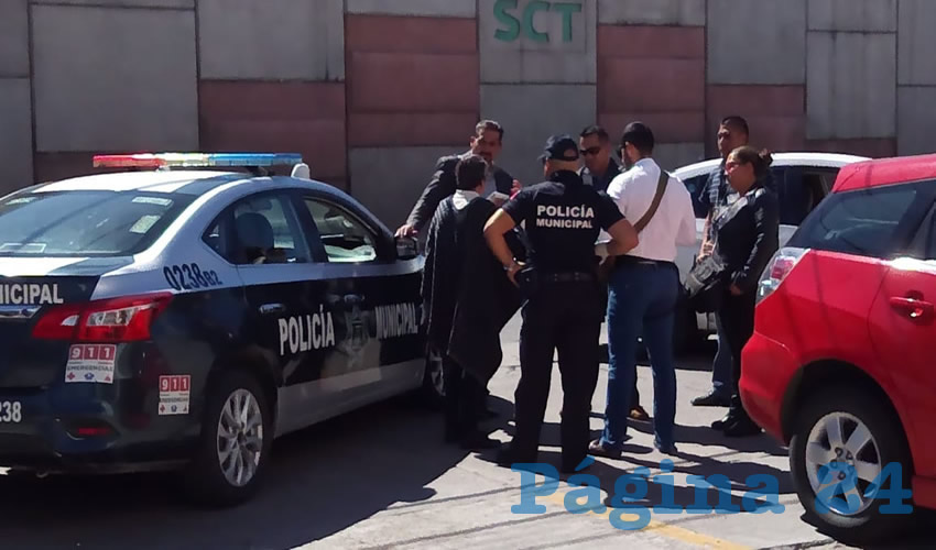 La víctima, Francisca Pedroza, explica a policías la forma en que fue encañada por dos timadores