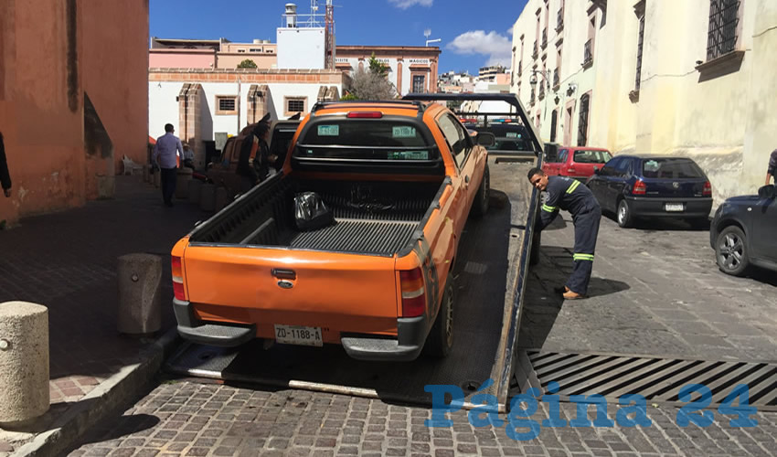 En el primer cuadro de la ciudad aumenta la cantidad de policías viales que rondan en ocasiones para apoyar en la circulación de automóviles que transitan por la ciudad, aunque también para sancionar a quienes infringen la ley de Transporte, Tránsito y Vialidad (Foto Cristo González)