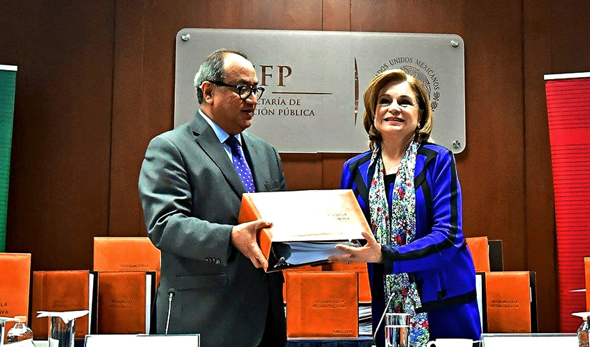 Ciudad de México.- Otto Granados Roldán, titular de la SEP y Arely Gómez, secretaria de la Función Pública (Foto: Especial)