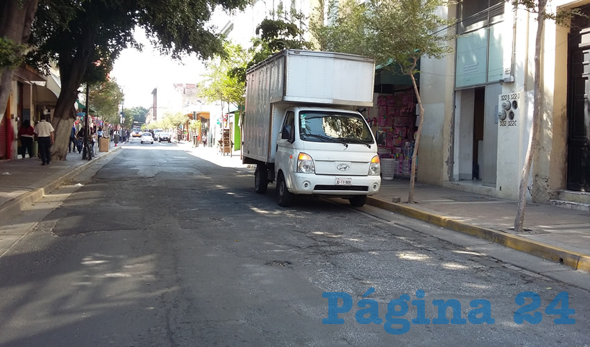 Por si no fuera poco que la vialidad esté maltrecha, pese al regular estado de las banquetas, vehículos repartidores y automovilistas en general se estacionan en espacios para circular, lo que congestiona más la frágil calle/Fotos: Francisco Tapia
