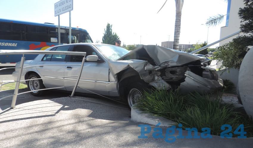 El Grand Marquis se estampó contra el barandal del edificio Leenker Business Center