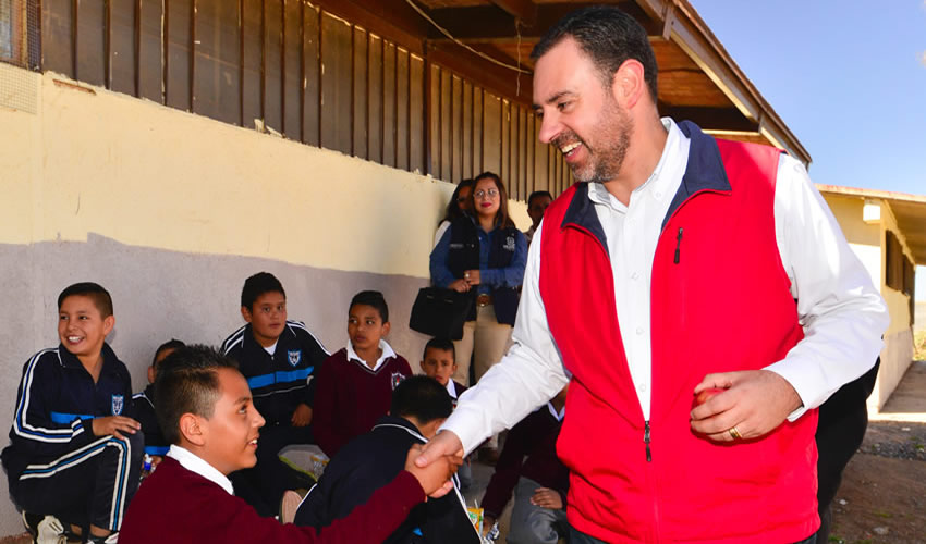 En gira por Pánuco y Villa de Cos entregó aulas, bardas perimetrales y otros arreglos a jardines de niños y primarias, con una inversión de 4.6 mdp