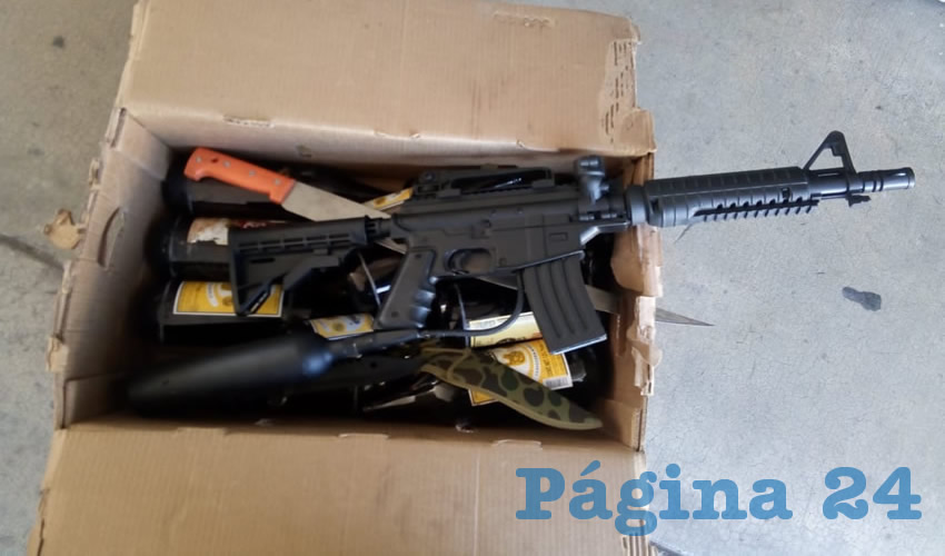 En esta caja, que también contenía botellas de cervezas, hallaron las armas